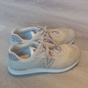 New balance tennis shoes